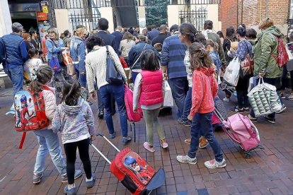 Los alumnos entran a un céntrico colegio de Valladolid.-J.M. LOSTAU