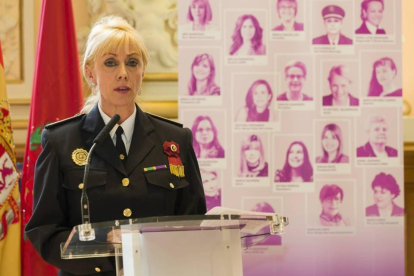 La jefa de la Policía Municipal, Julia González, lee el manifiesto en conmemoración del Día Internacional de la Mujer-P. REQUEJO