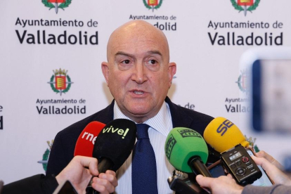 El alcalde de Valladolid, Jesús Julio Carnero, atiende a los medios. -AYUNTAMIENTO VALLADOLID
