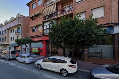 Avenida de Valladolid, Tudela de Duero, con el 600 aparcado en la misma calle. -G.M.S.V.