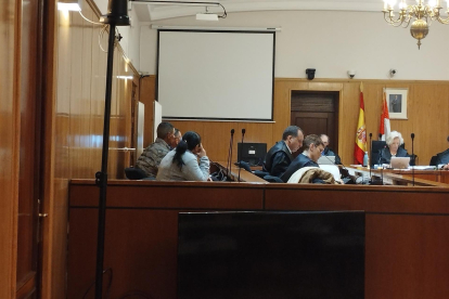 Los acusados y sus letrados, durante el juicio celebrado en la Audiencia de Valladolid.