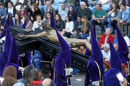 Via Crucis procesional con el paso 'Santísimo Cristo de la Agonía'