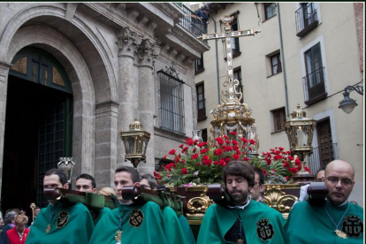 Procesión de Regla de la Cofradía Penitencial de la Santa Vera Cruz con el paso 'Lignum Crucis'