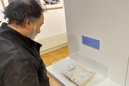 Un hombre contempla el dibujo de Dalí