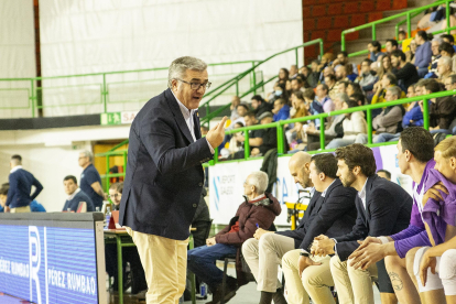 Paco García da instrucciones a su banquillo en la derrota en Ourense