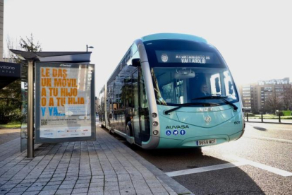 Autobús eléctrico de Auvasa, en una parada.