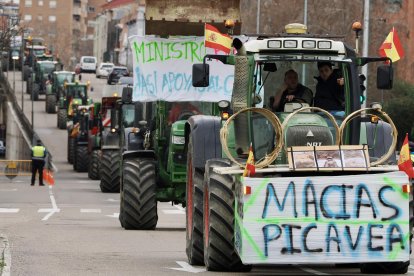 Tractorada para pedir la sustitución de la tubería general que les permita regar este año a los regantes del Canal Macías Picavea, en Valladolid