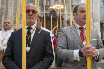 Bendición de las Palmas del Domingo de Ramos, en la imagen Ciriaco Rodríguez y Miguel Vegas, de la Junta de Cofradías de Valladolid