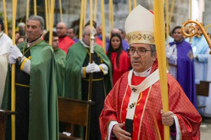 Bendición de las Palmas del Domingo de Ramos, en la imagen el arzobispo de Valladolid, Luis Argüello