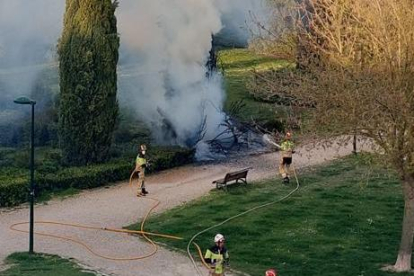 Arde un árbol de Villa de Prado.