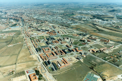 Panorámica del barrio de Covaresa y la calle Miguel de Unamuno en 1999