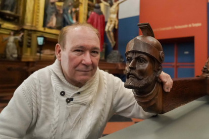 El imaginero Ángel Martín, en su taller de Medina de Rioseco (Valladolid)