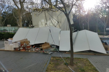 Casetas de la XXXI Feria de Artesanía de Valladolid derrumbadas debido a las fuertes rachas de viento