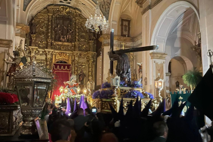 El viacrucis procesional de la cofradía de Nuestro Padre Jesús Nazareno se refugia en la Veracruz