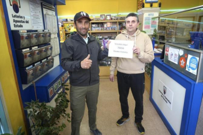 Punto mixto de venta de lotería en la calle Embajadores 90 segundo premio de lotería nacional Ángel Del Pozo y Javier Del Pozo