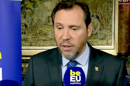 El ministro de Transportes y Movilidad Sostenible, Óscar Puente, en su declaración ante los medios en Bruserlas. E. M.