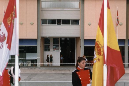 Mujeres Guardia Civil - Mujer guardia civil en uniforme de gala. 1999