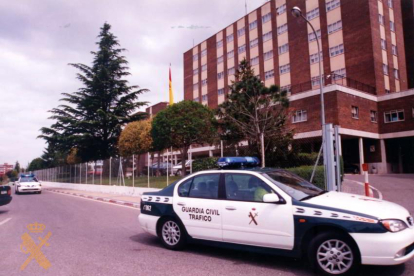 Vehículos de la Agrupación circulando por las inmediaciones de la Comandancia de Valladolid. 1990