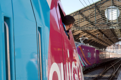 Un tren de Avlo pasa junto al tren de Ouigo en la estación de Valladolid