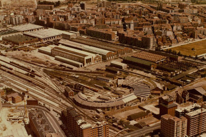 Vista aérea de los talleres Renfe del Paseo Farnesio en 1986