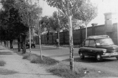 Vista del paseo Farnesio entre las tapias de Renfe y el cuartel de Farnesio en 1960