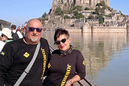 Alberto López y su mujer María Luisa ‘Mari’ Morate en una excursión a Mont Saint Michel (Normandía)