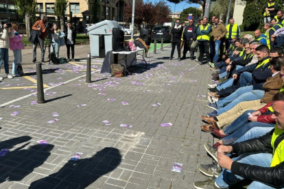 Concentración de Agricultores y Ganaderos ante la Delegación del Gobierno de Castilla y León en Valladolid. E. M.