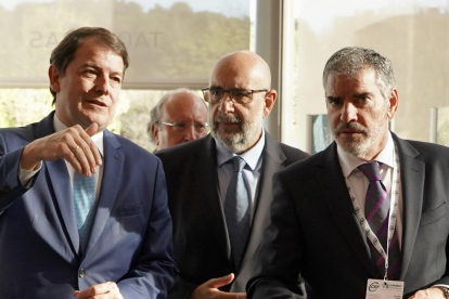 El presidente de la Junta de Castilla y León, Alfonso Fernández Mañueco; el presidente nacional de CSIF, Miguel Borra, y el reelegido presidente autonómico, Benjamín Castro.