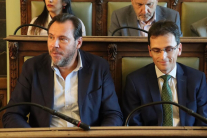 Óscar Puente y Pedro Herrero, en una imagen de archivo durante un pleno antes del nombramiento del ex alcalde como ministro.