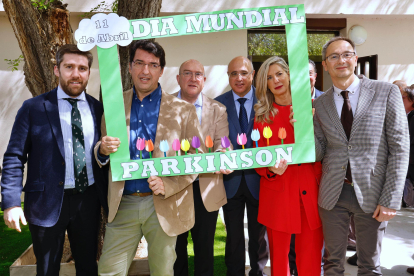 El alcalde de Valladolid, Jesús Julio Carnero, asiste a los actos organizados con motivo del Día Mundial del Párkinson.