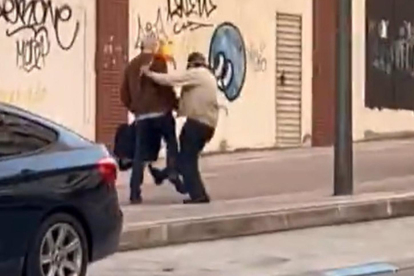 Momento del vídeo en el que el agresor le da una patada a Olegario Ramón