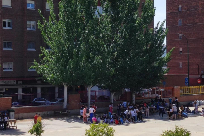 Alumnos en el patio del colegio público Allúe Morer, en el barrio Delicias de Valladolid.