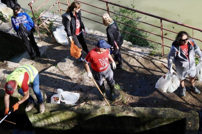 Valladolid 13/4/2026. Voluntarios de “Ama el PisuergaÓ recogiendo basura en el manantial que está junto al callejón de Alcoholera. Photogenic/Miguel Ángel Santos.