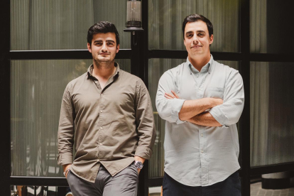 Adrián y Nacho Bautista, responsables de Fundeen, una plataforma para que pequeños inversores puedan invertir en renovables.