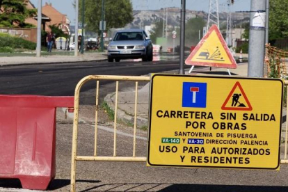 La carretera de Santovenia cortada por las obras del carril bici