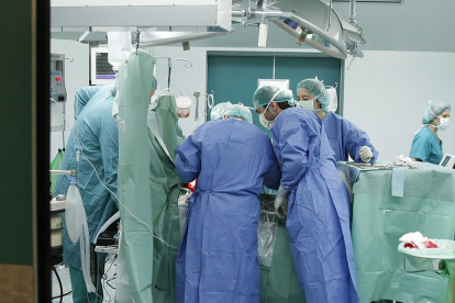 Los cirujanos comienzan a preparar al paciente en un quirófano.