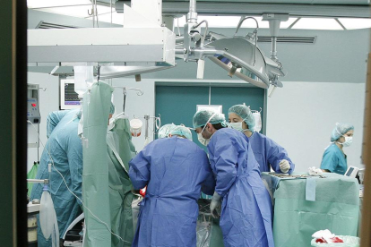 Los cirujanos comienzan a preparar al paciente en un quirófano.