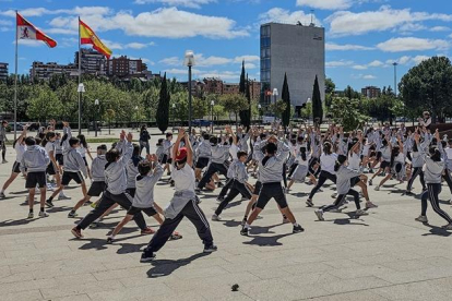 Alumnos del colegio Agustinas de Valladolid realizando actividades al aire libre por el día de la Educación Física