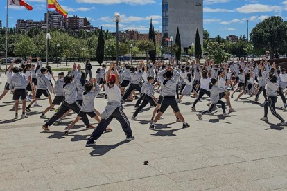 Alumnos del colegio Agustinas de Valladolid realizando actividades al aire libre por el día de la Educación Física