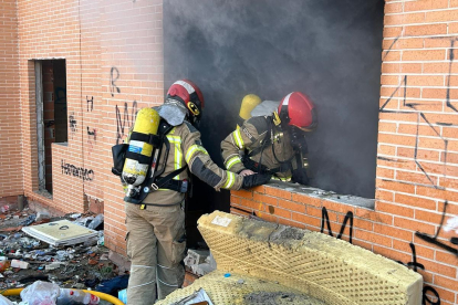 Los bomberos intervienen en el incendio en el barrio de San Isidro de Valladolid