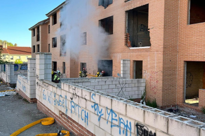 Los bomberos apagan el incendio en el barrio de San Isidro en Valladolid