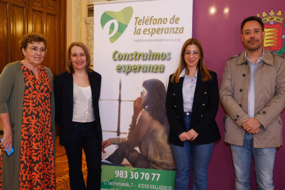 La concejala de Juventud, Carolina del Bosque, y el presidente del Teléfono de la Esperanza en Valladolid, Eloy González Arranz, en la presentación de la iniciativa