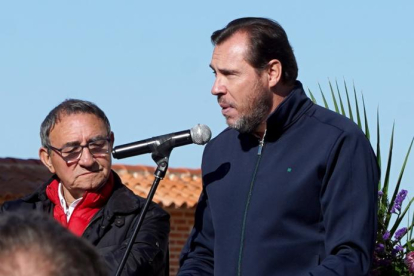 El ministro de Transportes y Movilidad Sostenible, Óscar Puente, y el alcalde de Villalar, Luis Alonso Laguna.