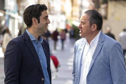 Javier Díez y Jaime Curiel, comerciantes de Valladolid en la calle Mantería
