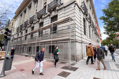 El Banco de España ya tiene andamios instalados en la fachada de Míguel Íscar.
