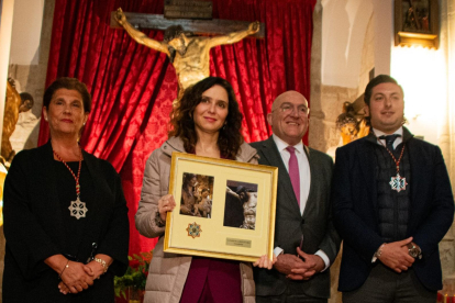 Isabel Díaz Ayuso junto al alcalde de Valladolid, Jesús Julio Carnero, y representantes de las Siete Palabras