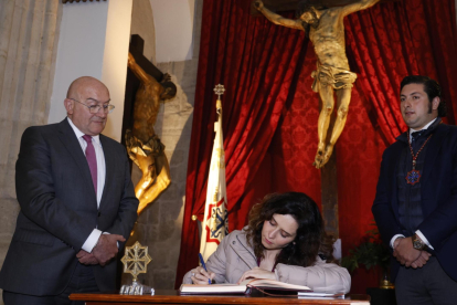 Isabel Díaz Ayuso firma en el libro de honor de la Cofradía de las Siete Palabras