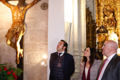 Isabel Díaz Ayuso junto al teniente alcalde de las Siete Palabras y el alcalde de Valladolid