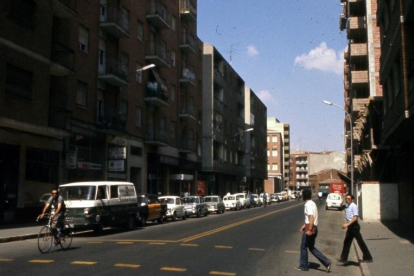 Pavimentación de la calle Huelgas en 1980 con la calle Alamillos al fondo