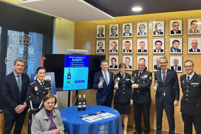 Presentación de la botella conmemorativa del 200 aniversario de la Policía Nacional